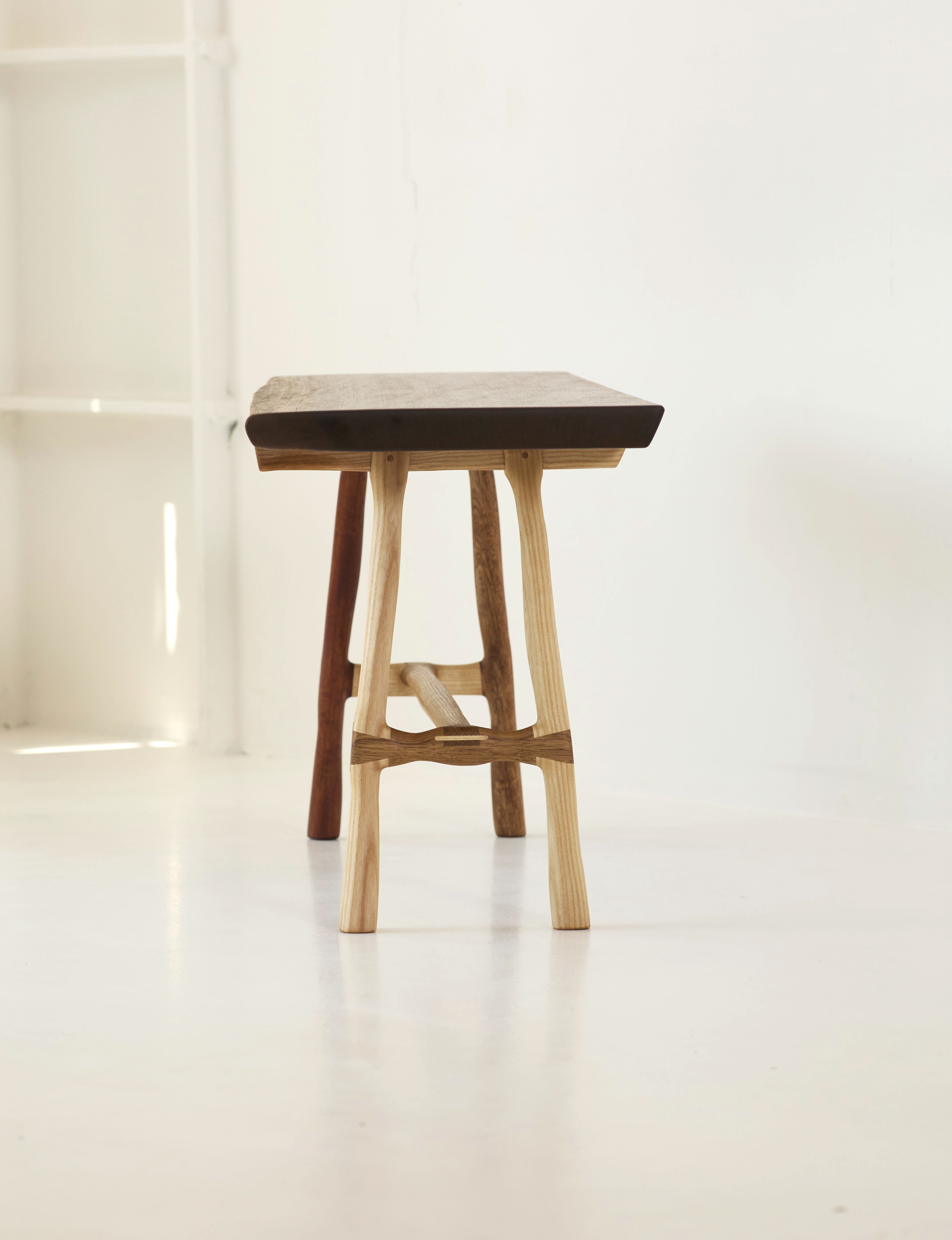 Banc artisanal style japandi/minimaliste