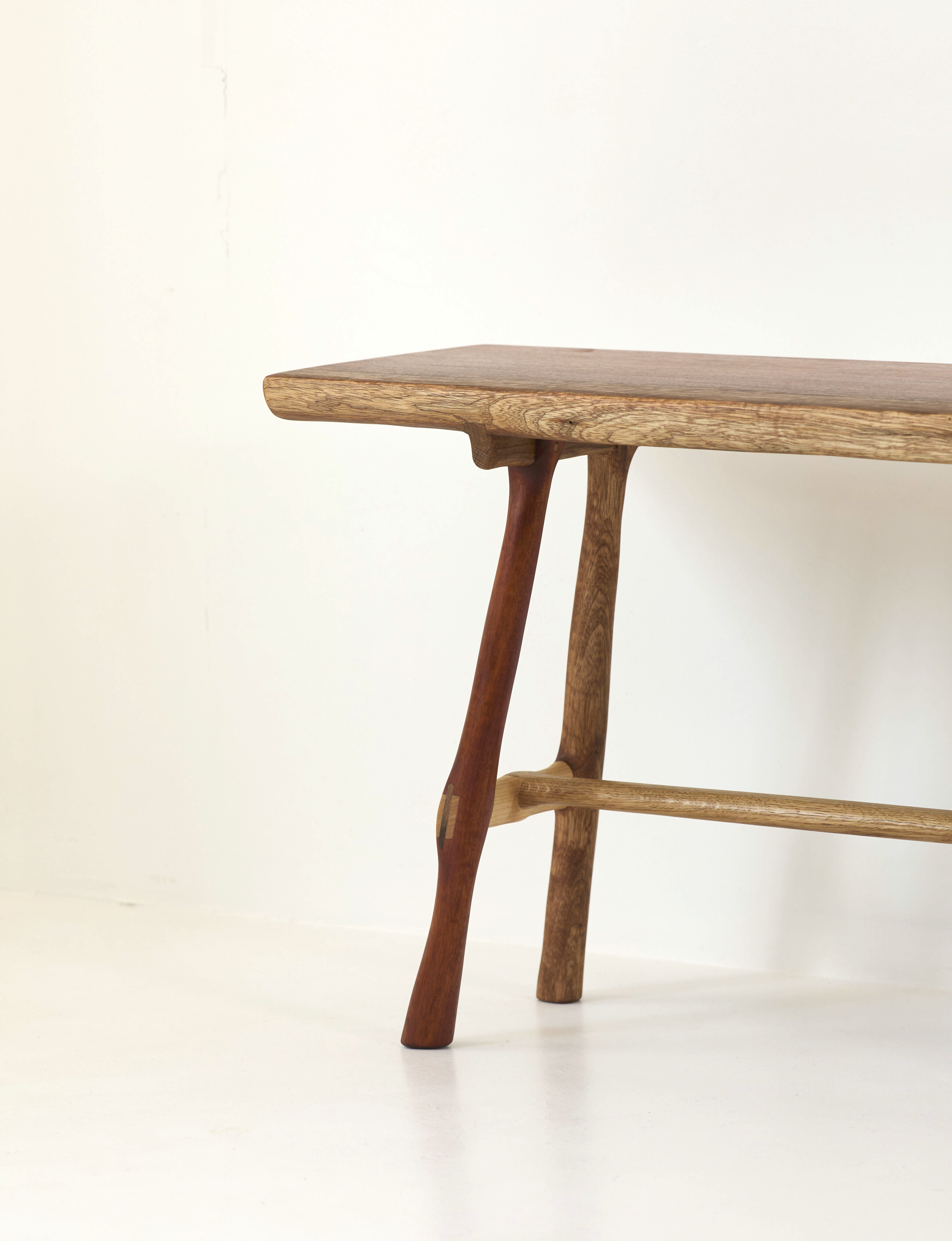 Banc artisanal style japandi/minimaliste