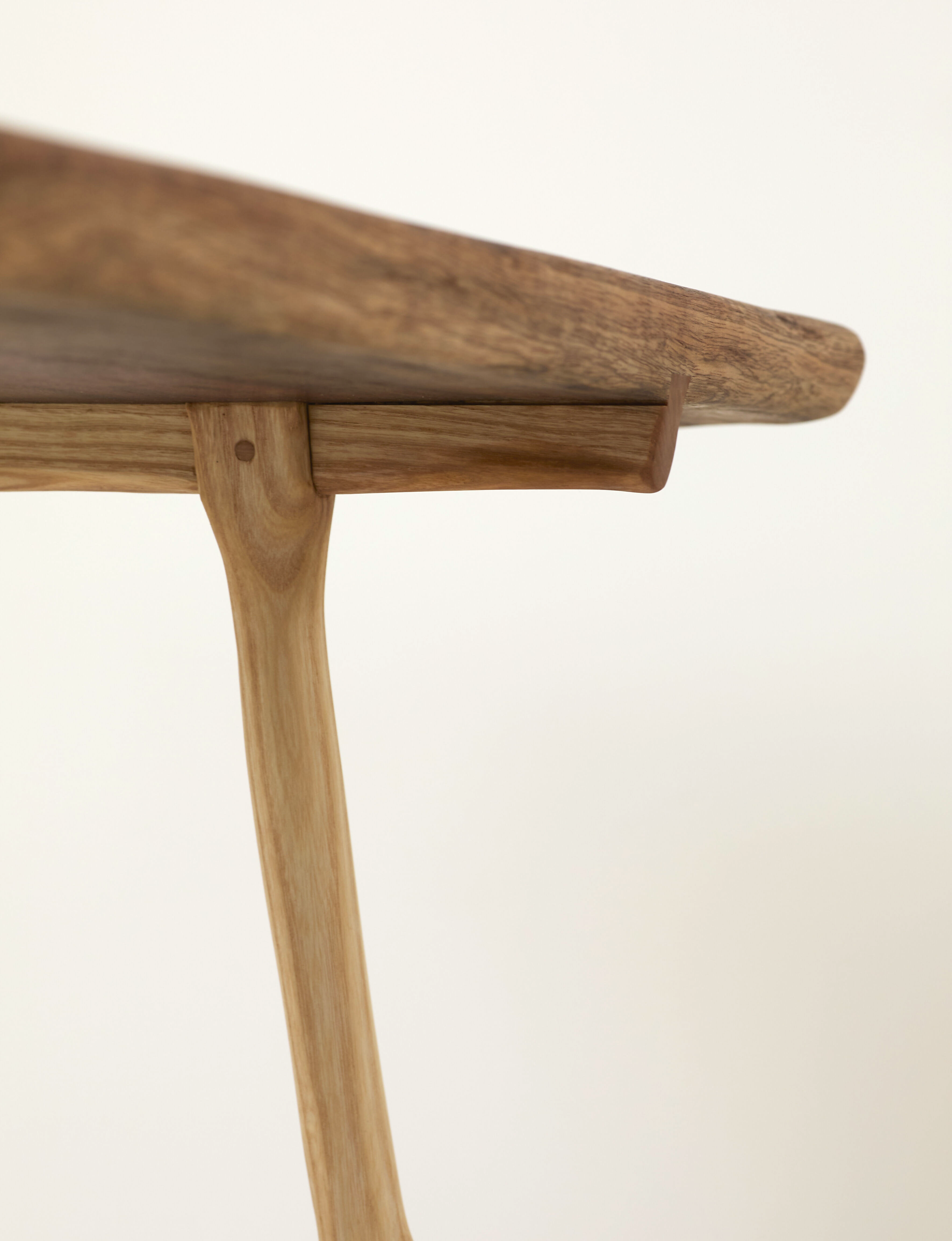 Banc artisanal style japandi/minimaliste