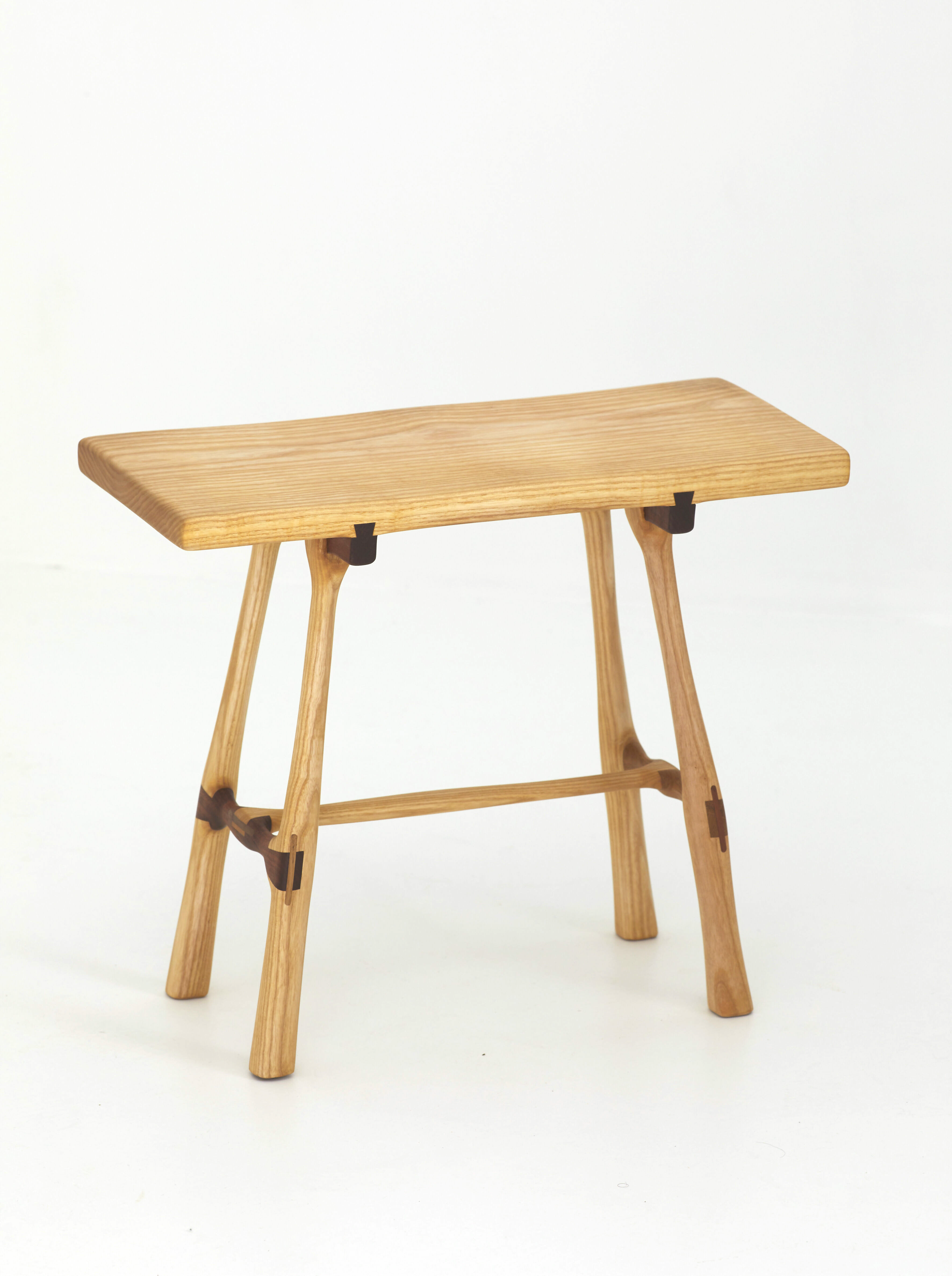 Tabouret artisanal en bois massif