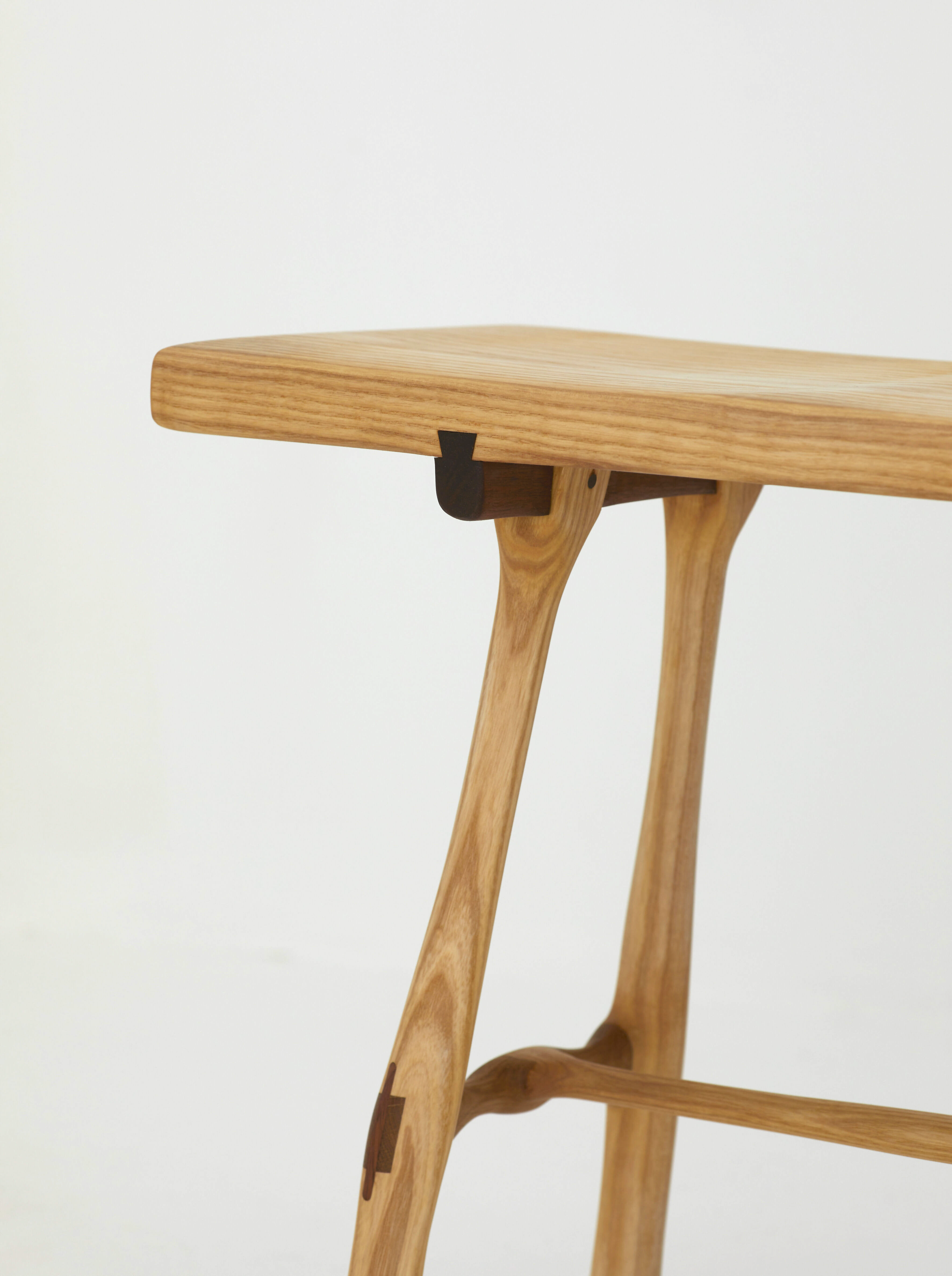 Tabouret artisanal en bois massif