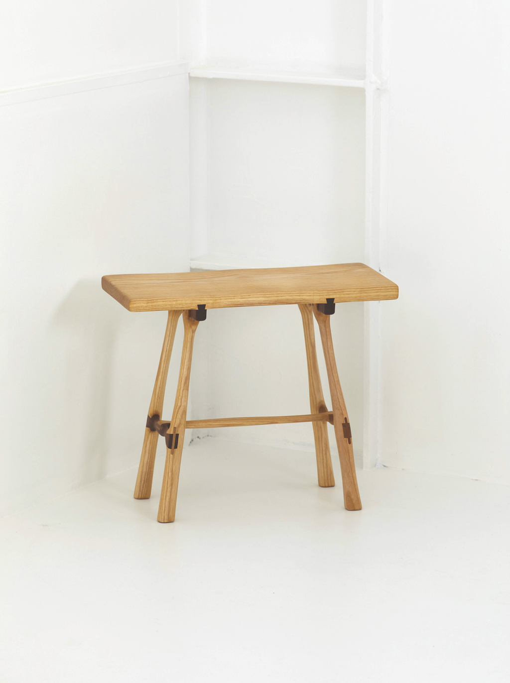 Tabouret artisanal en bois massif