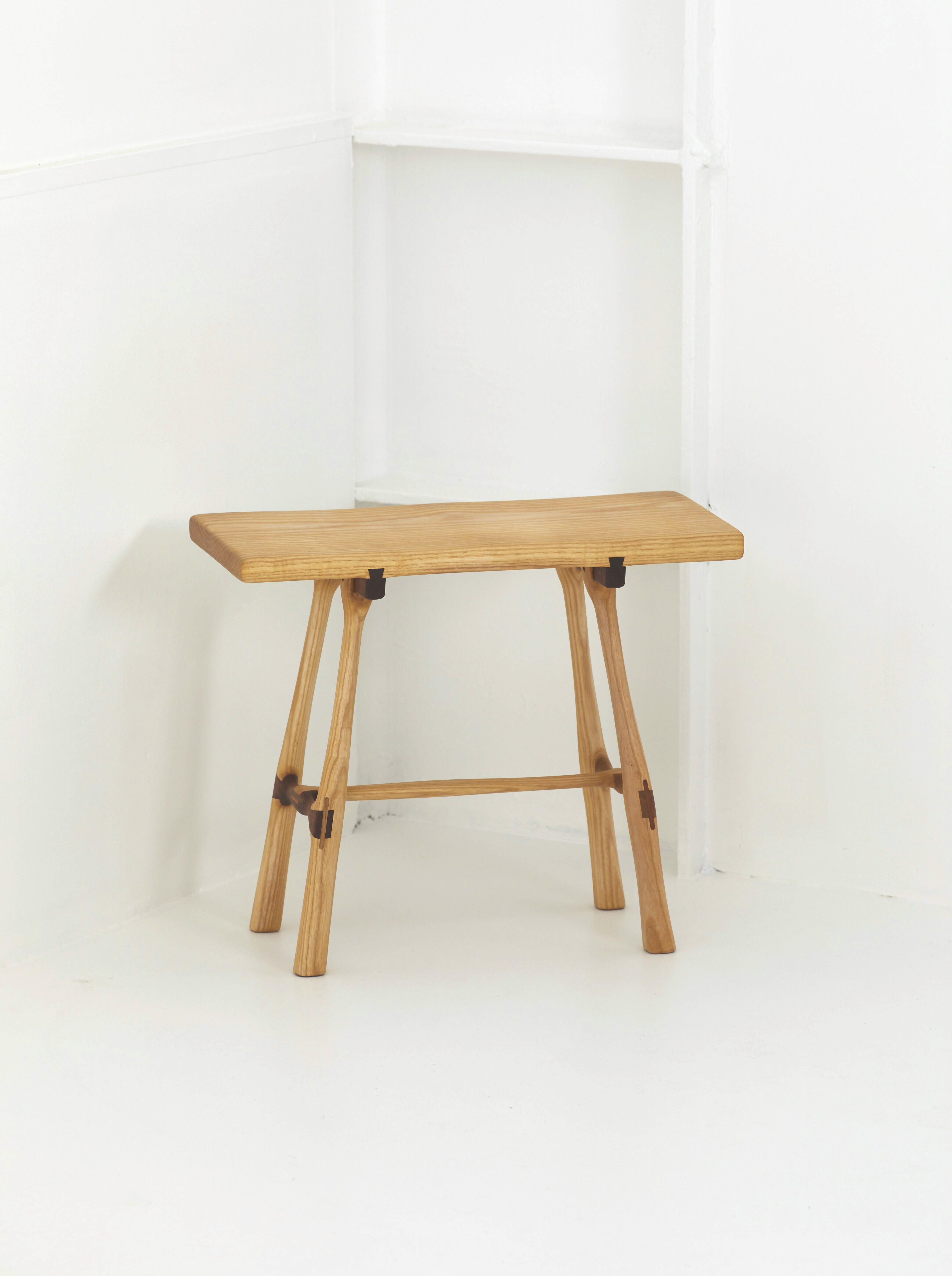 Tabouret artisanal en bois massif