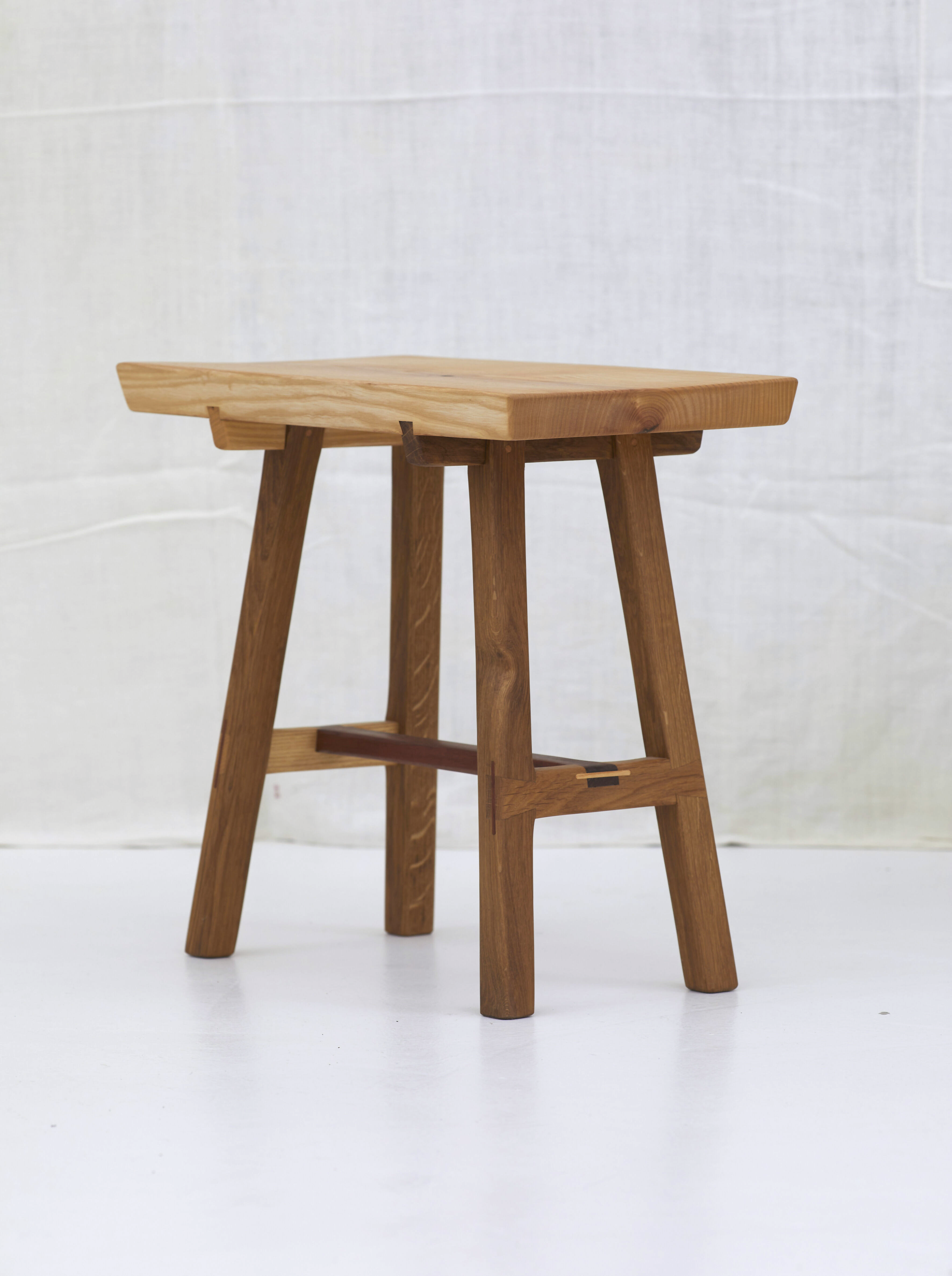 Tabouret bas en bois massif artisanal, asymétrique