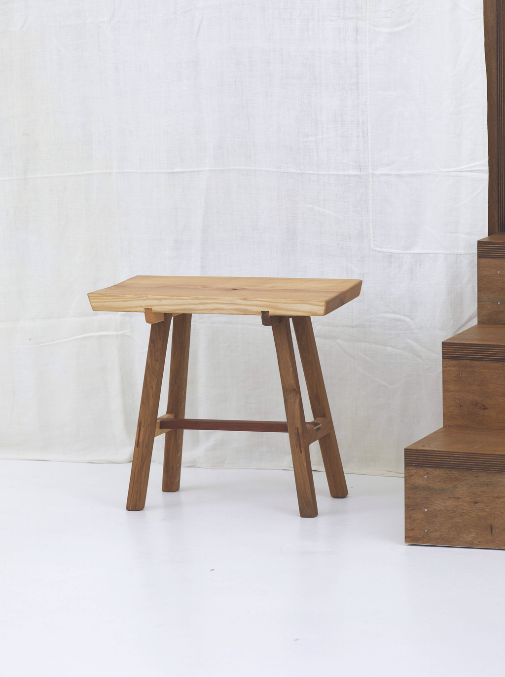 Tabouret bas en bois massif artisanal, asymétrique