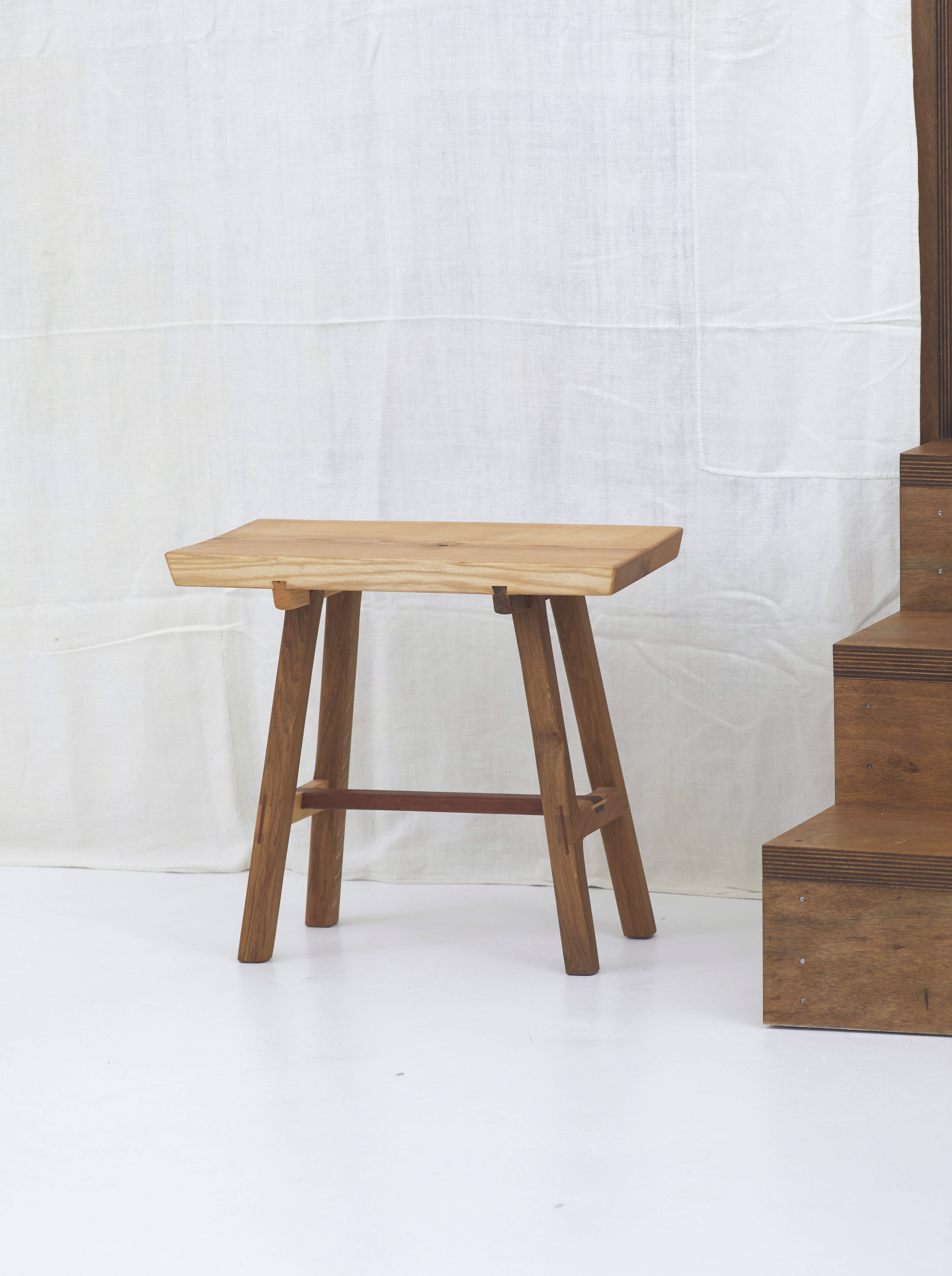 Tabouret bas en bois massif artisanal, asymétrique