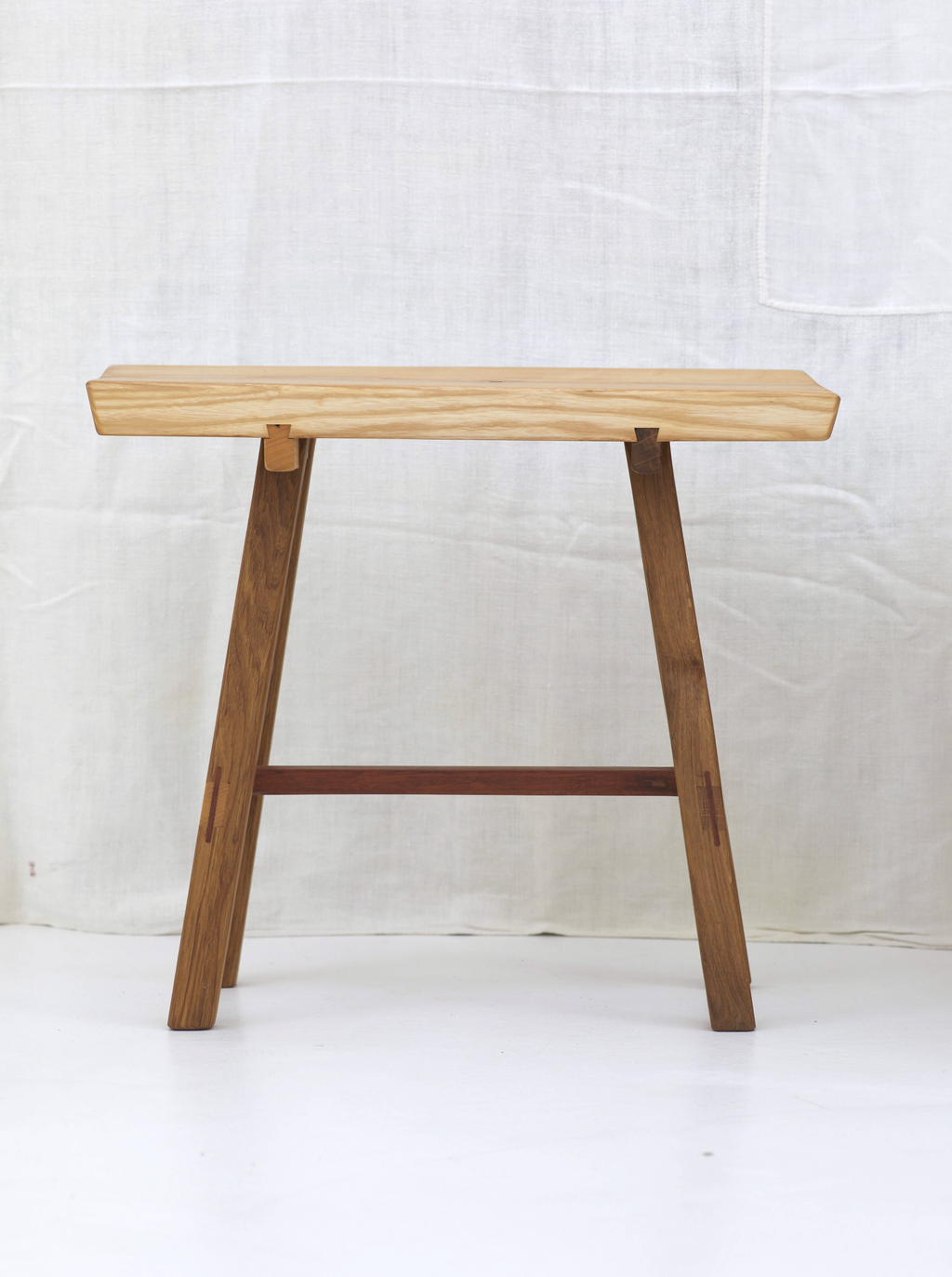 Tabouret bas en bois massif artisanal, asymétrique