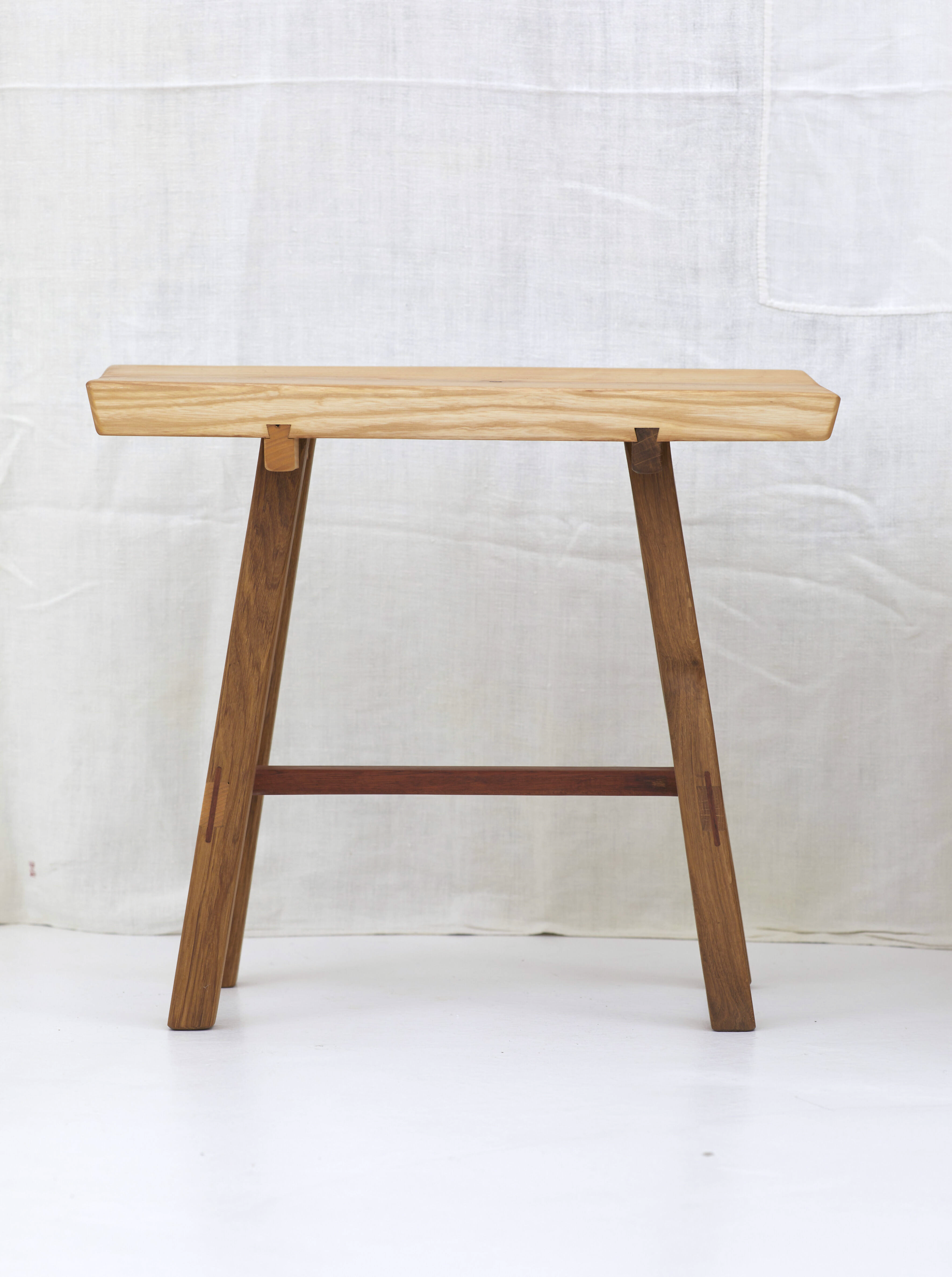 Tabouret bas en bois massif artisanal, asymétrique