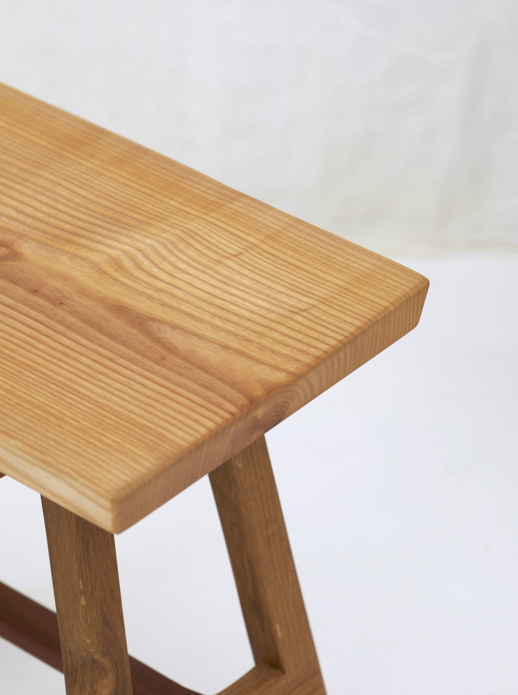 Tabouret bas en bois massif artisanal, asymétrique