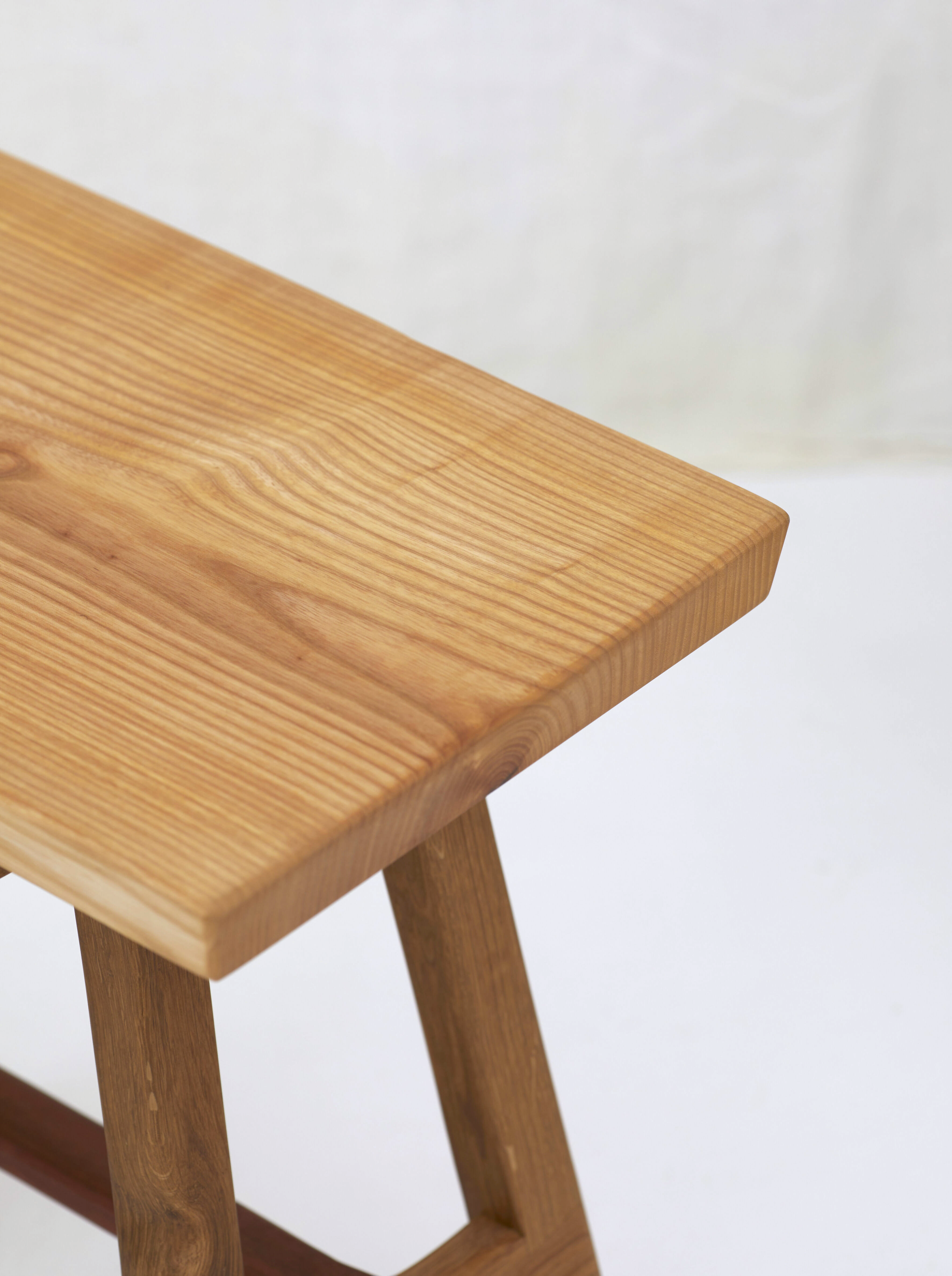 Tabouret bas en bois massif artisanal, asymétrique