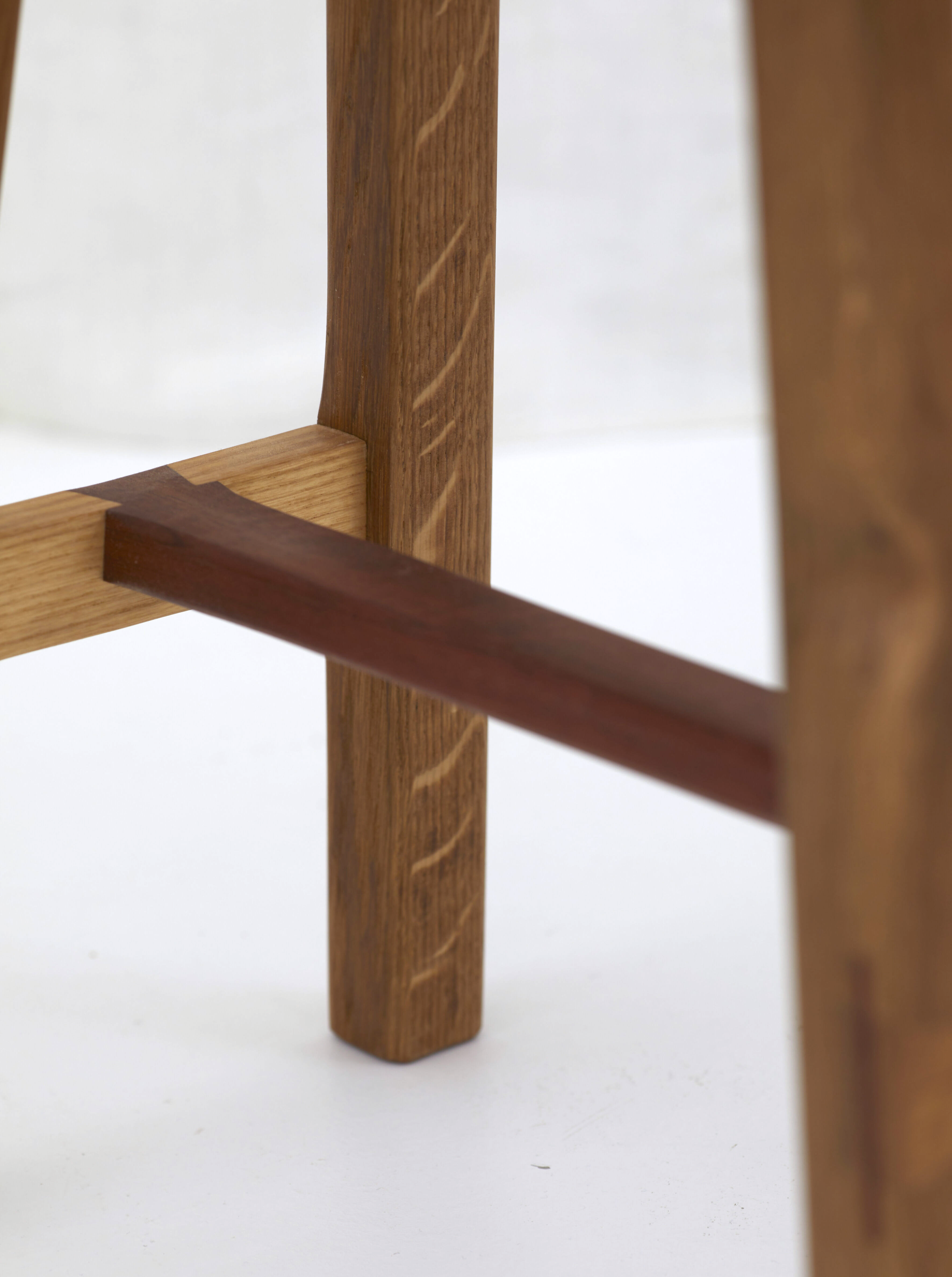 Tabouret bas en bois massif artisanal, asymétrique