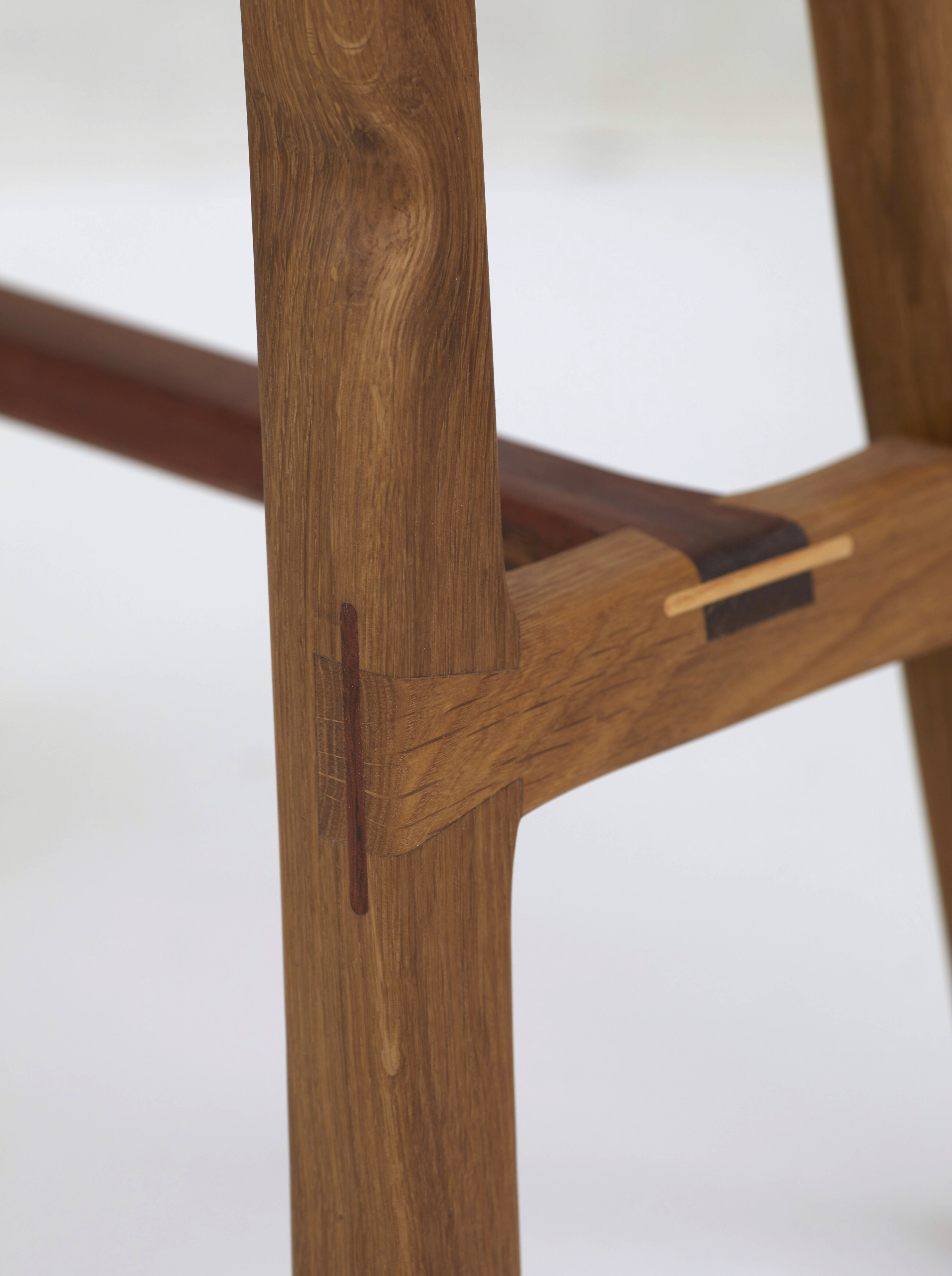 Tabouret bas en bois massif artisanal, asymétrique