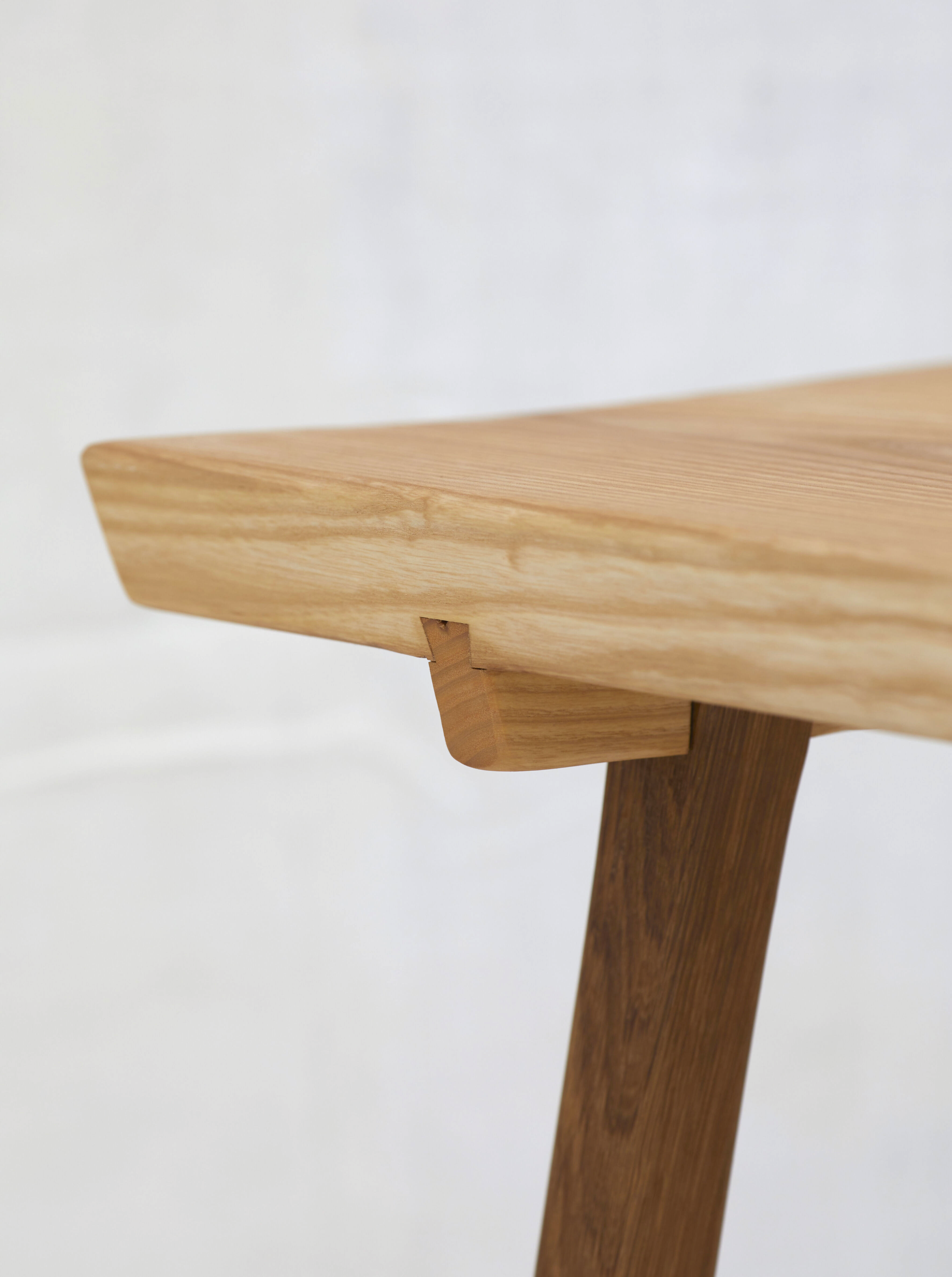 Tabouret bas en bois massif artisanal, asymétrique