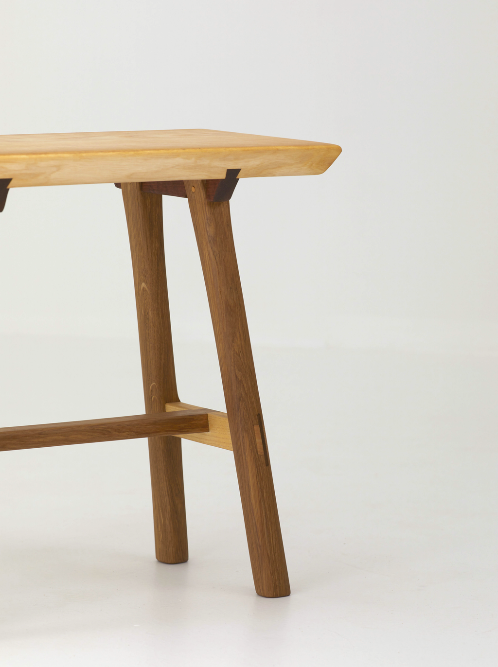 Tabouret en bois massif