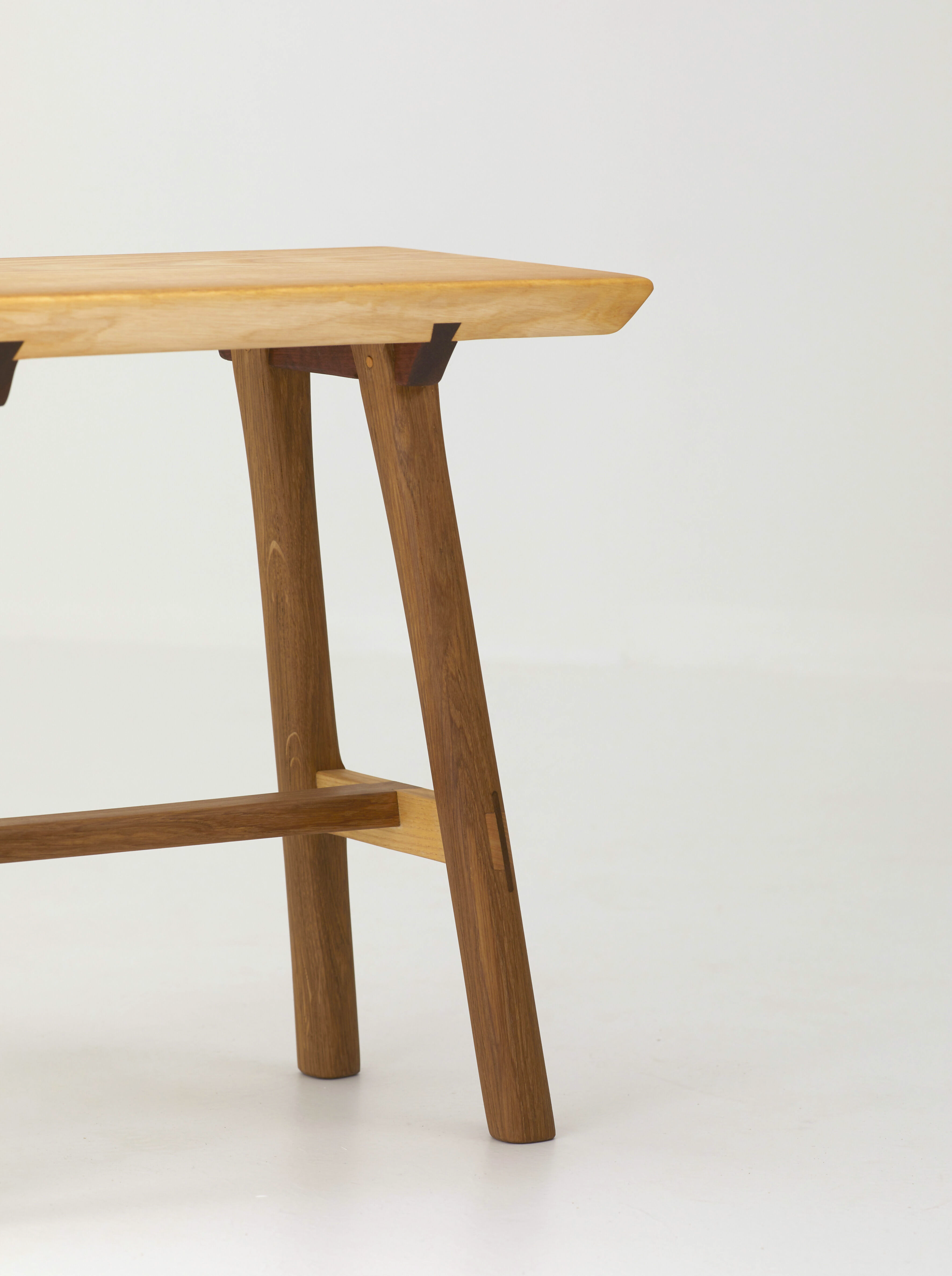 Tabouret en bois massif