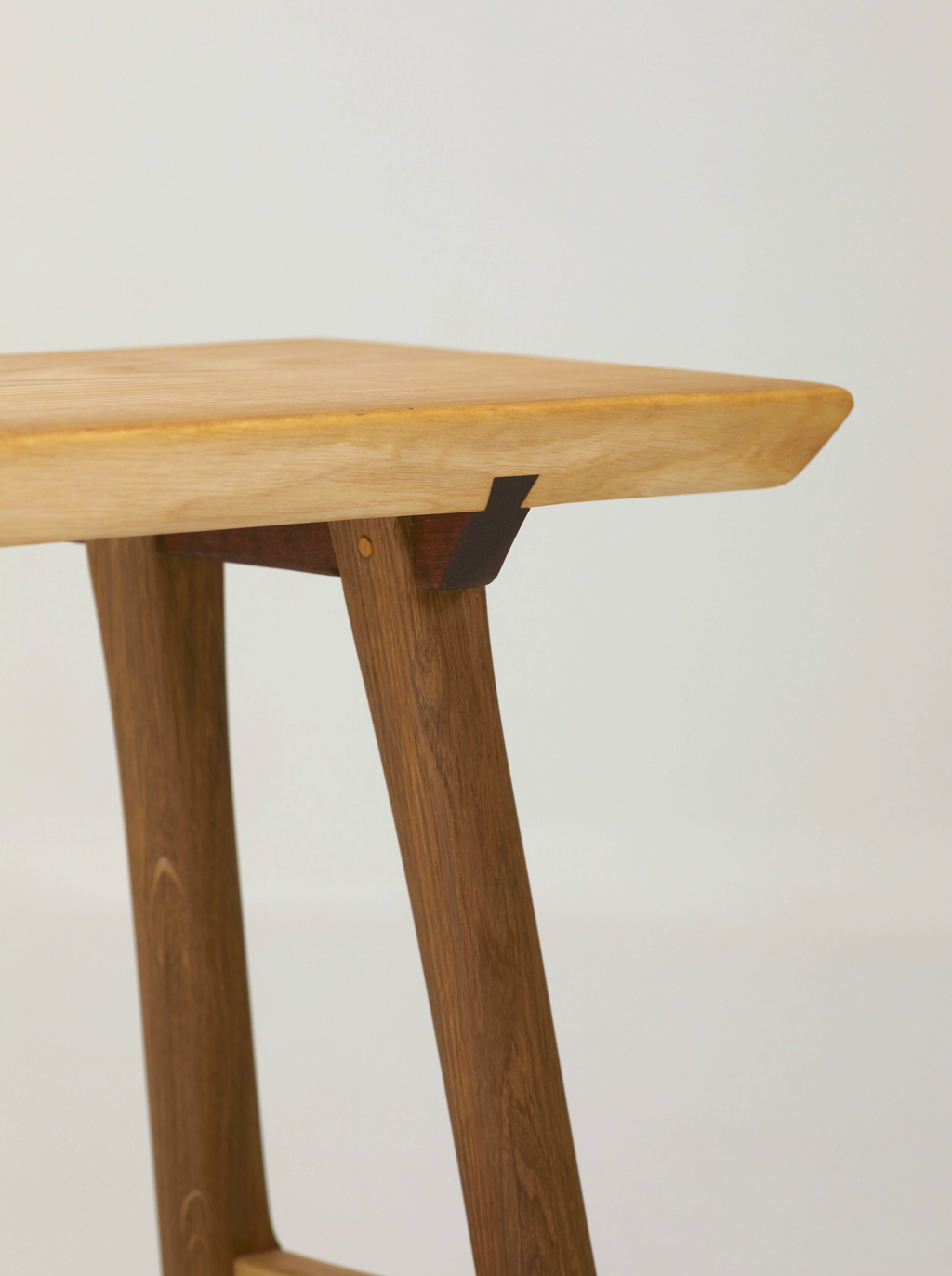 Tabouret en bois massif
