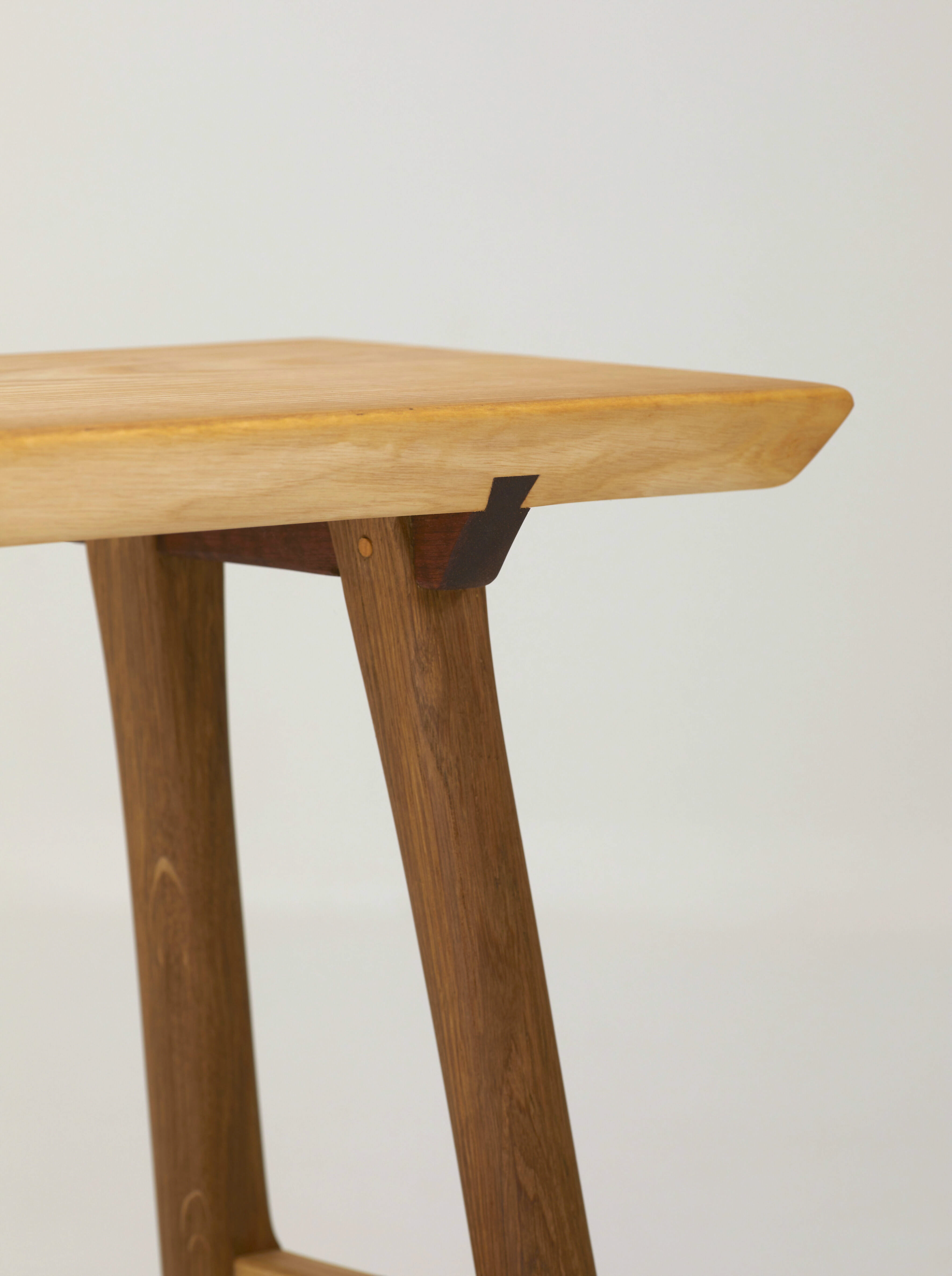 Tabouret en bois massif