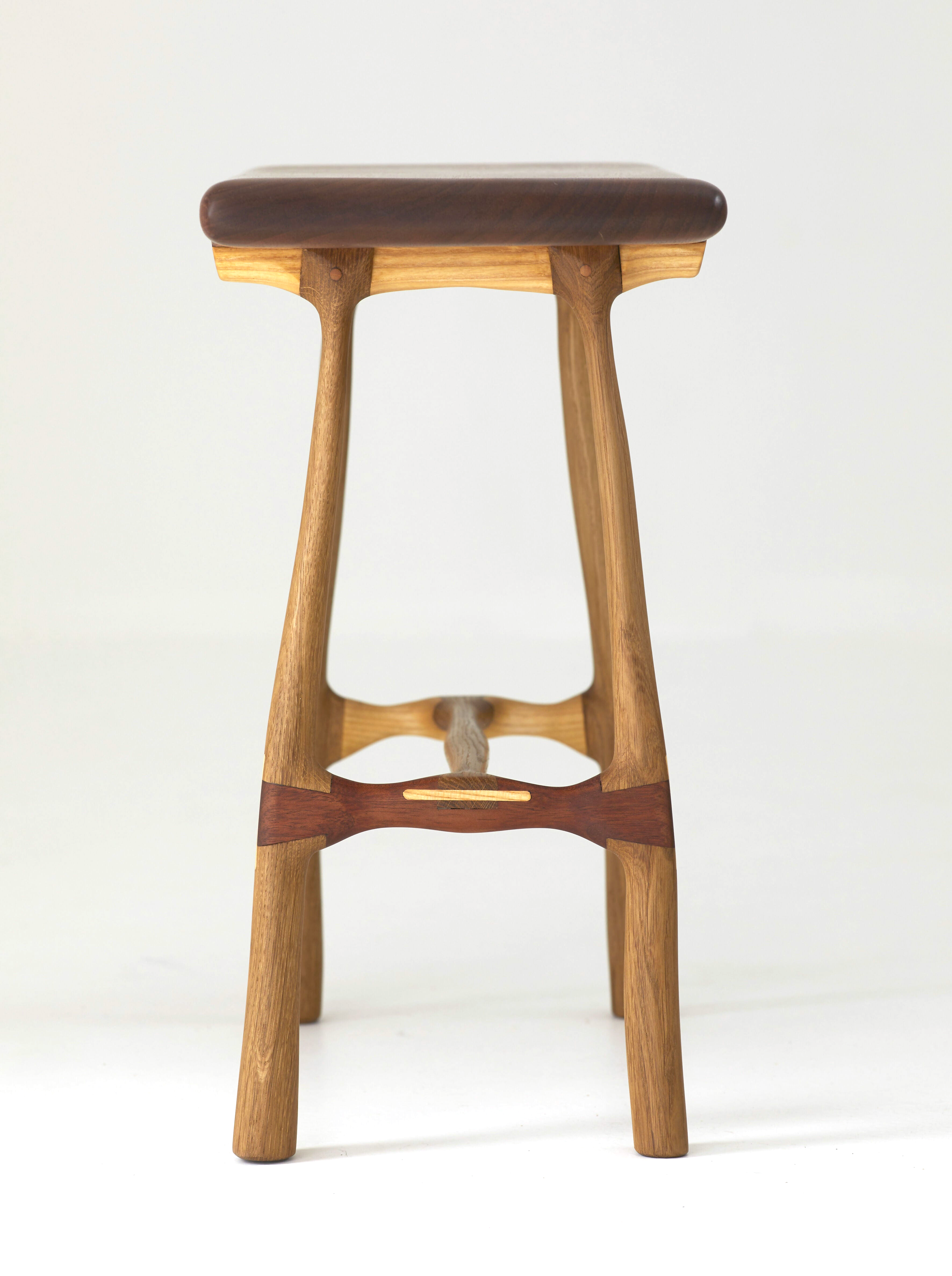 Tabouret 07/16 chêne galbé