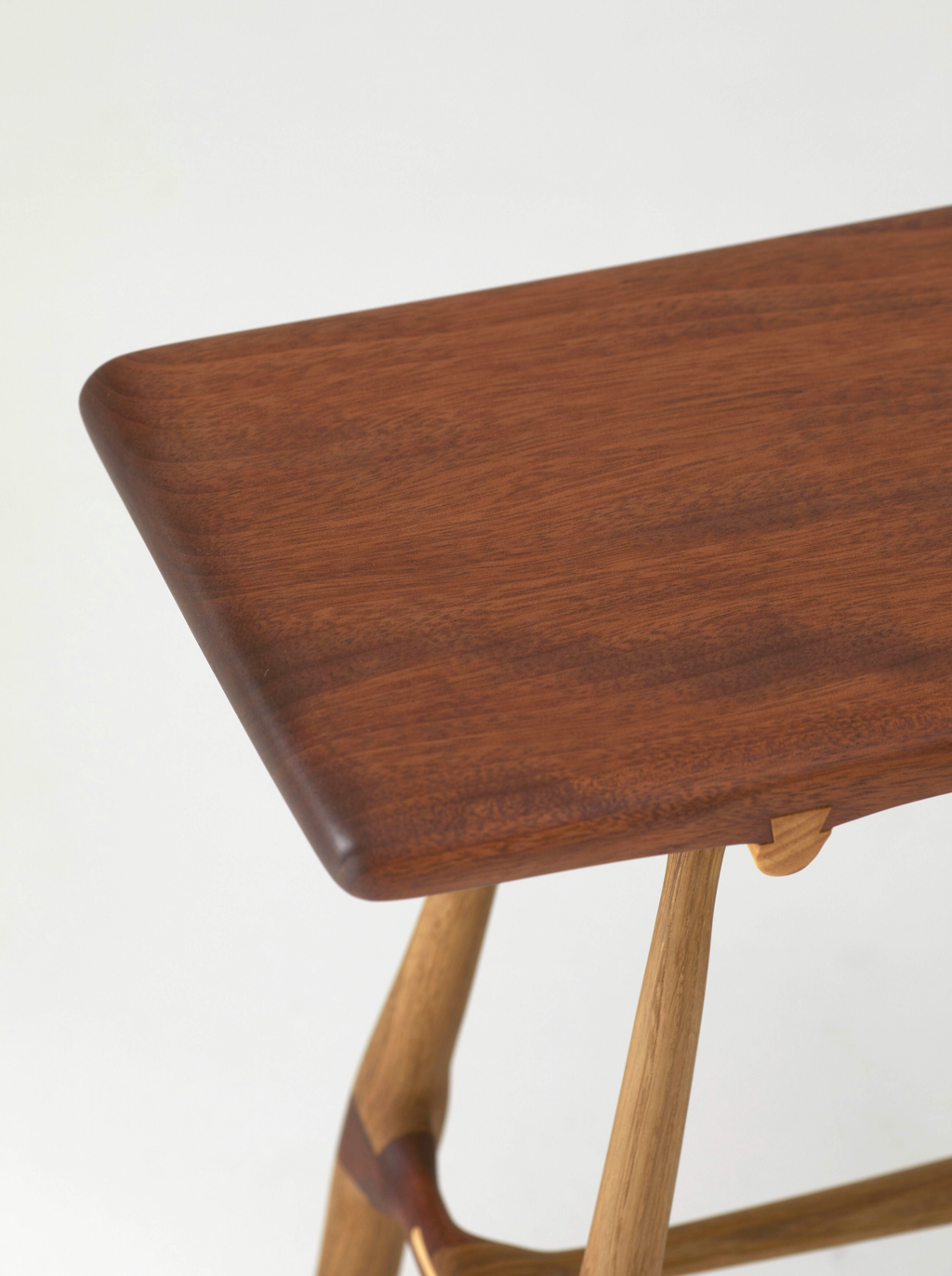Tabouret 07/16 chêne galbé