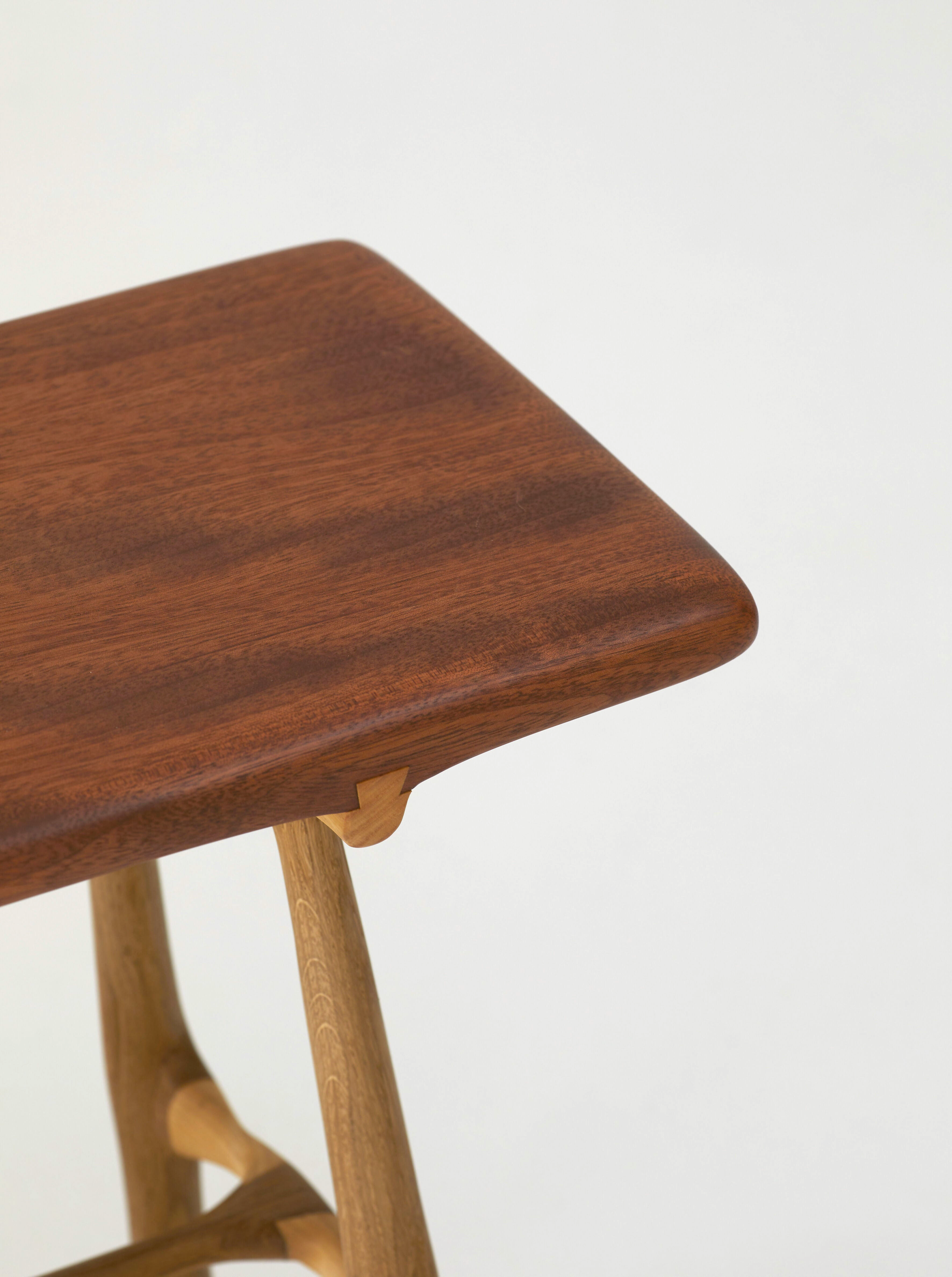 Tabouret 07/16 chêne galbé